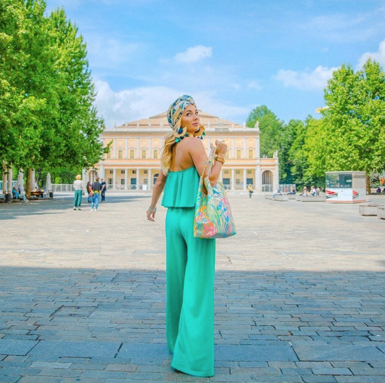 Sustainable traveler shopping with a reusable bag