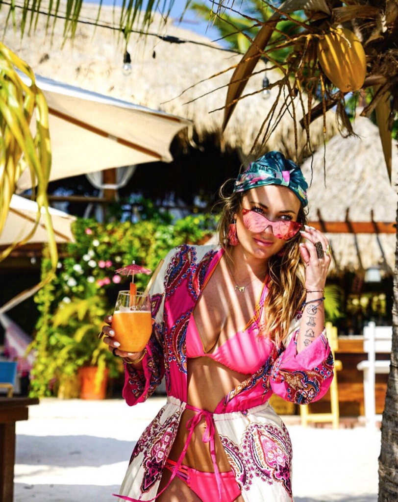 How Strangers Can Take Epic Travel Photos Of You - give direction