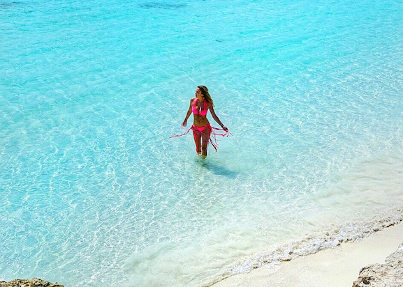 How To Pose For Travel Photos: The Do's and Don'ts For Taking Amazing Instagram Shots