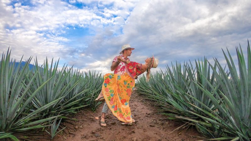 solo travel couple in mexico