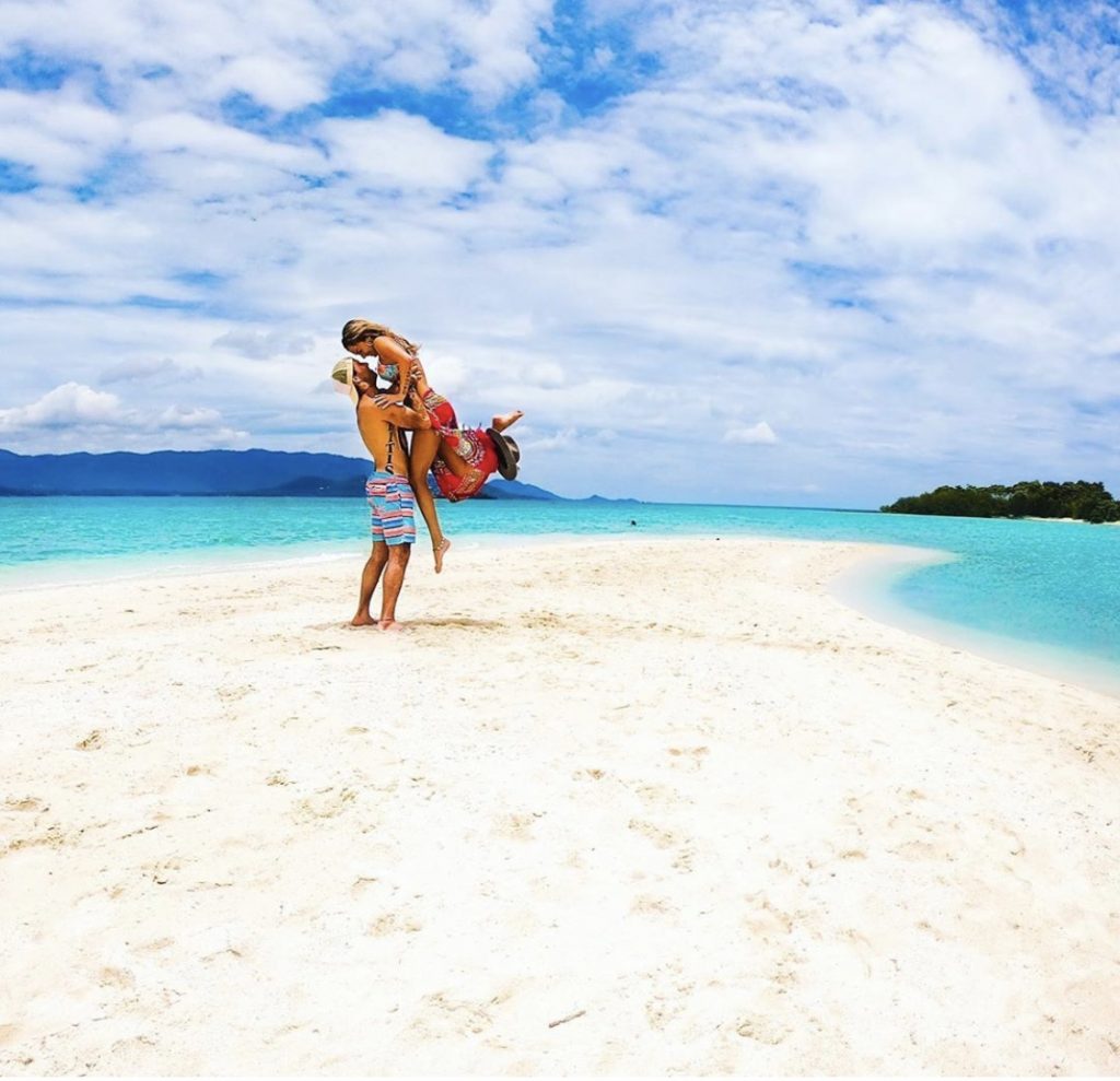 solo travel couple on the beach