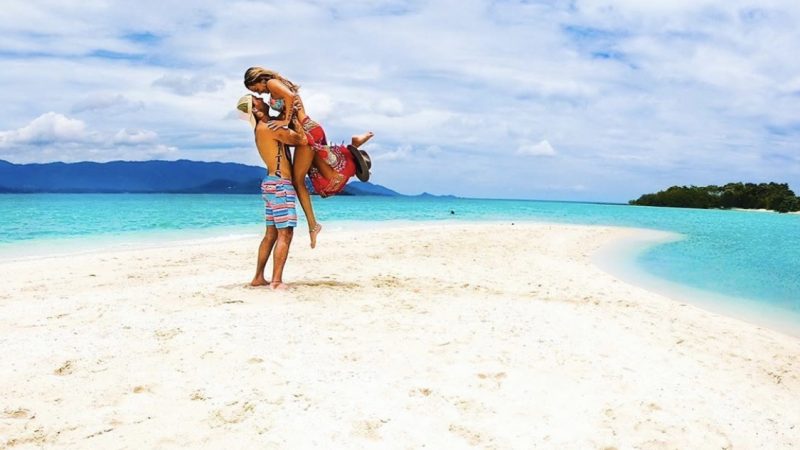 solo travel couple on the beach