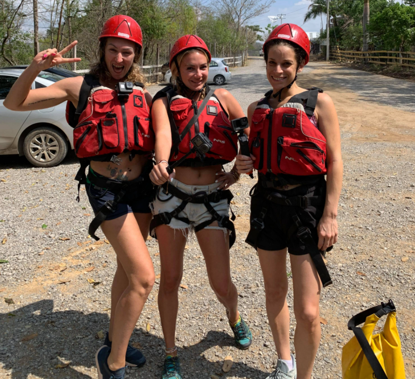 three girls rappelling in huasteca